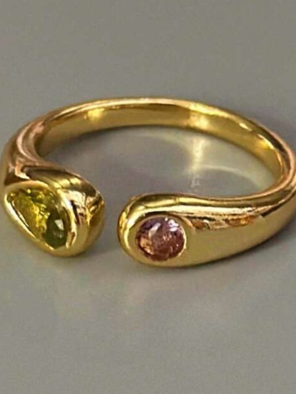 Elegant Ring with colored stone N1244